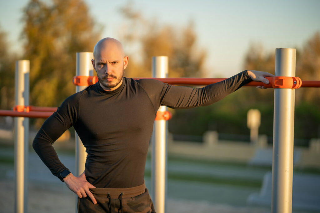 Sportowiec podczas treningu w parku street workout