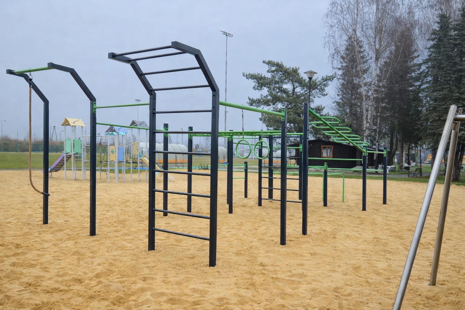 Street workout park od GYM PARK - poręcze, drabinki, drążki i mostek