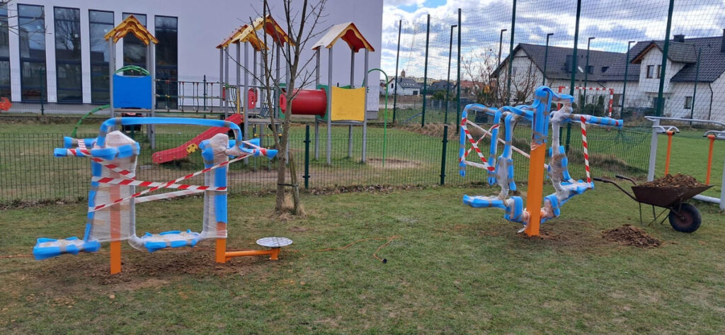 Kościerzyna - instalacja siłowni zewnętrznej przy szkole