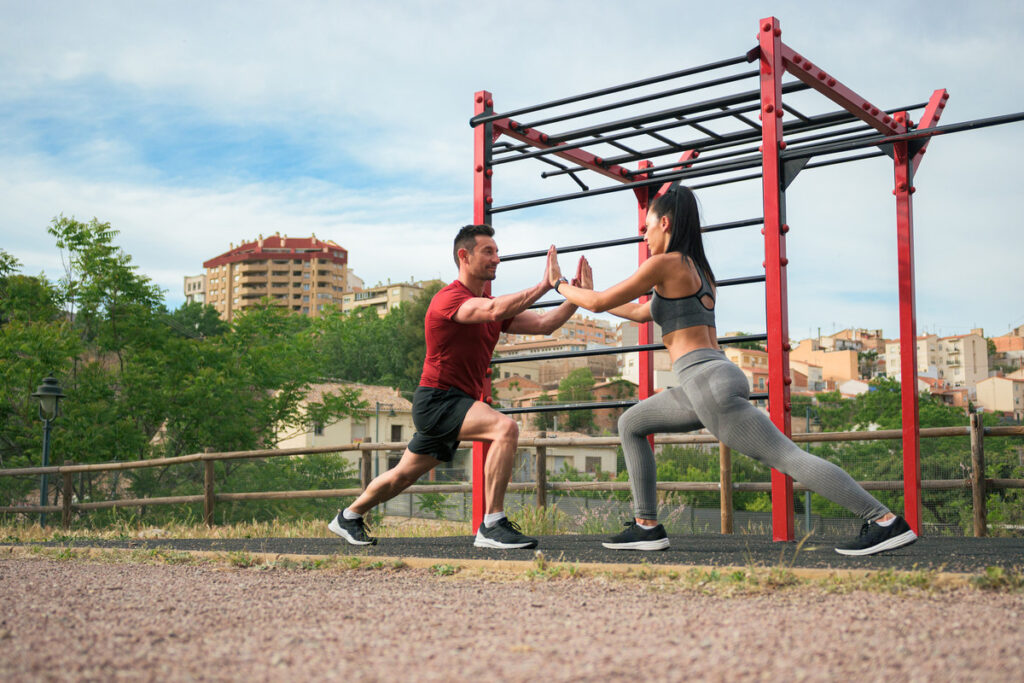 Para podczas treningu w hotelowym parku street workout