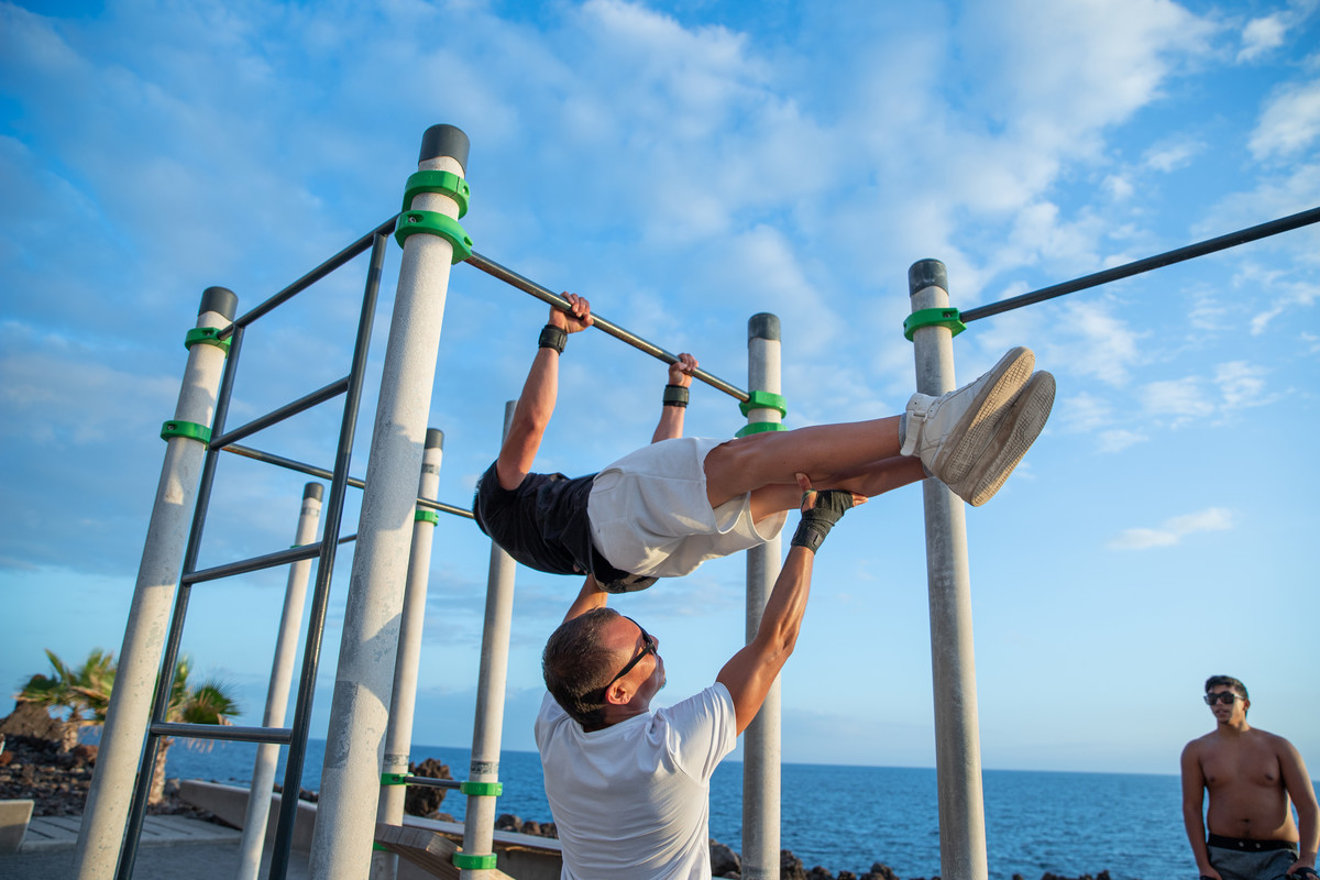 Trening z synem w hotelowym parku street workout