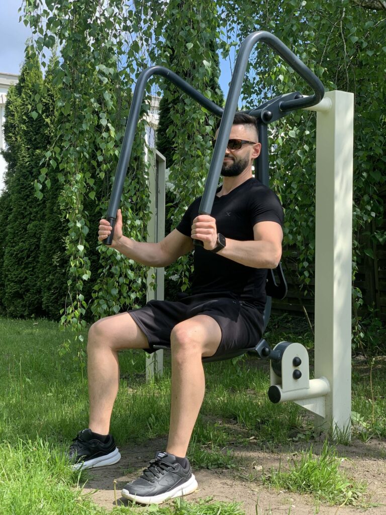 Wyciskanie siedząc - trening w ogrodzie