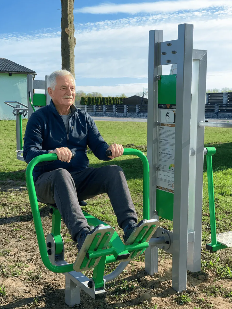 Damasławek - właściciel ogrodu trenuje na wioślarzu - sprzęt GYM PARK